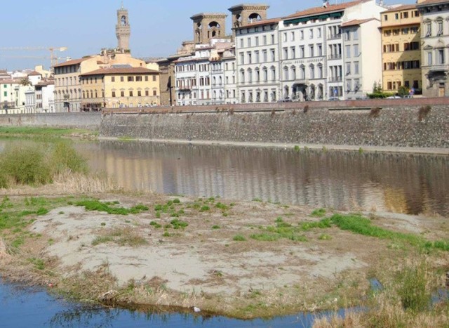 L'Arno in secca (foto Regione Toscana)