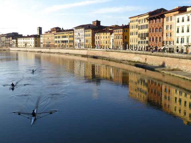 Pisa, Lungarno Pacinotti visto dal ponte di Mezzo. (Foto da it.wikipedia.org).