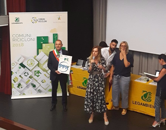 Il sindaco Paolo Sottani ritira il premio a Roma. (Foto da Comune di Greve in Chianti).