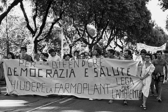 Manifestazione per la chiusura di Farmoplant. (Foto da it.wikipedia.org).