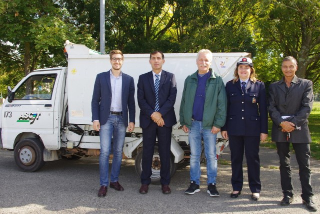 L'assessore all'Ambiente Matteo Francesconi (a sin.) con alcuni componenti della squadra Acchiapparifiuti.