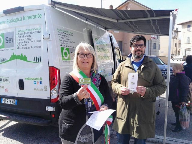 Il sindaco Raffaella Sanesi e l'assessore Fabio Lattanzio con 6Card