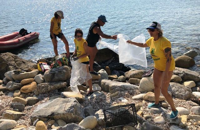 Capoliveri, i volontari ripuliscono un ghiaieto (foto Legambiente Arcipelago Toscano)