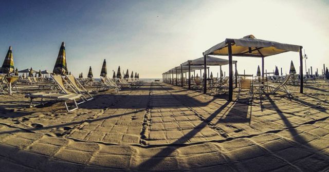 Il Bagno Alhambra di Viareggio. (Foto da www.facebook.com/bagnoalhambra)