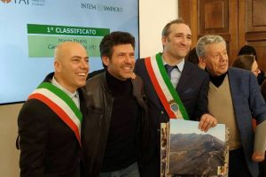 Da sinistra, il sindaco di Vicopisano Juri Taglioli, l'attore Renato Raimo, testimonial del Monte Pisano e il sindaco di Calci Massimiliano Ghimenti (foto dalla pagina Fb dell'associazione amici della Certosa di Calci)