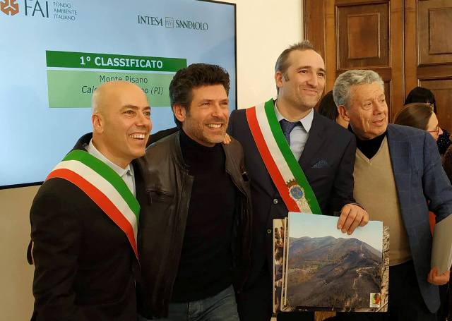 Da sinistra, il sindaco di Vicopisano Juri Taglioli, l'attore Renato Raimo, testimonial del Monte Pisano e il sindaco di Calci Massimiliano Ghimenti (foto dalla pagina Fb dell'associazione amici della Certosa di Calci)