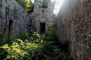 L'interno della chiesa prima della pulizia (foto Legambiente Arcipelago Toscano)