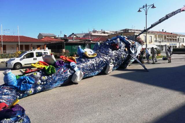 Il montaggio della scultura di Riccardo Vannucci (foto comune di Viareggio)