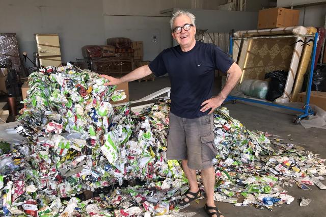 Edoardo Malagigi con i cartoni di tetrapak utilizzati per il rivestimento del cetaceo. (foto Arpat)