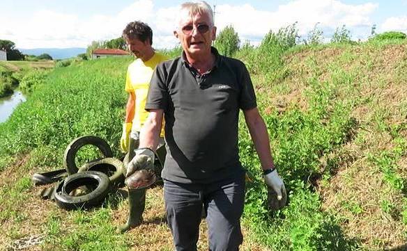 Daniele Manetti mostra la vongola gigante trovata in un copertone abbandonato