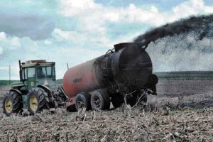 Spandimento di fanghi su un terreno agricolo (foto d'archivio)