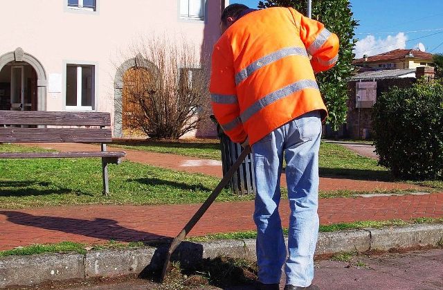 Operatore Ascit al lavoro (foto Comune di Capannori)