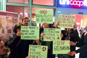 Il presidio di martedì 29 ottobre davanti alla Coop di Novoli (foto dalla pagina Facebook di Fridays For Future Firenze)