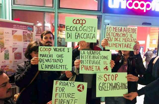 Il presidio di martedì 29 ottobre davanti alla Coop di Novoli (foto dalla pagina Facebook di Fridays For Future Firenze)