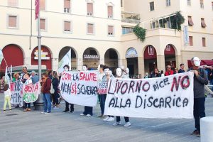 Manifestanti a Livorno sabato 12 ottobre. (Foto da pagina Facebook - Coordinamento provinciale Rifiuti Zero Livorno).