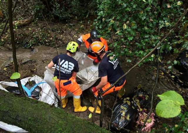 I volontari della Vab Colline Medicee recuperano i sacchi di rifiuti abbandonati