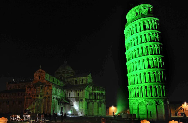 Torre di Pisa illuminata di verde per il giorno di San Patrizio.