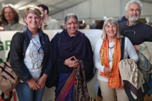 Vandana Shiva a Pistoia con Patrizia Gentilini e alcuni esponenti dei comitati