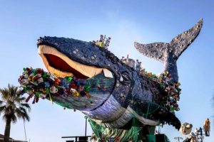 La balena mangiaplastica, uno dei carri della scorsa edizione (foto Comune di Viareggio)