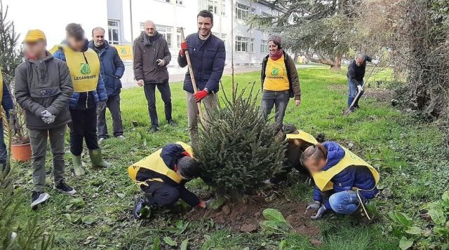 I ragazzi della scuola media di Lammari piantano gli alberi nel giardino della scuola. Al centro l'assessore all'Ambiente Giordano Del Chiaro