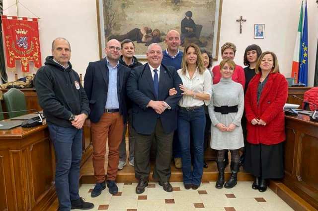 Foto di gruppo con i partner del progetto. Al centro il sindaco Antonfrancesco Vivarelli Colonna e l'assessore all'Ambiente Simona Petrucci.