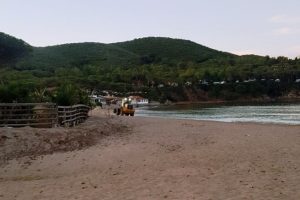 Ruspa al lavoro sulla spiaggia di Lacona (foto Legambiente Arcipelago Toscano)