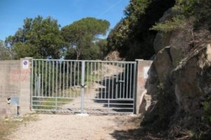 Il cancello sul sentiero di Punta Penisola (foto Legambiente Arcipelago Toscano)