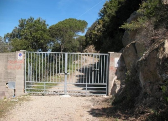 Il cancello sul sentiero di Punta Penisola (foto Legambiente Arcipelago Toscano)