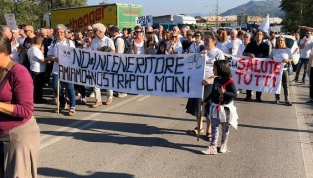 Corteo contro il pirogassificatore di Barga (foto dalla pagina Facebook del movimento La Libellula)