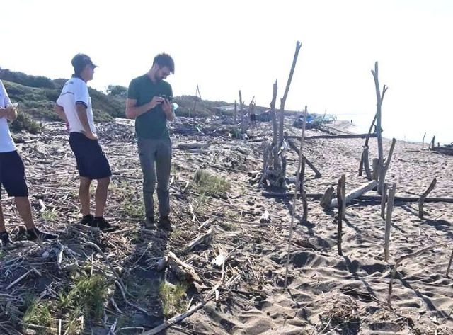 Volontari al lavoro per mettere in sicurezza il nido (foto dalla pagina Facebook delle Oasi Wwf della Maremma)