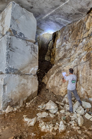 Attivista di Apuane Libere a cava Borella (foto Apuane Libere)