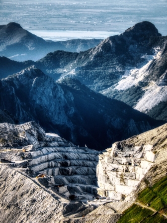 Il Passo della Focolaccia e il Mar Tirreno (foto Apuane Libere)