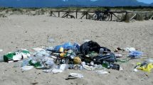 rifiuti-plastica-spiaggia_Toscana-ambiente