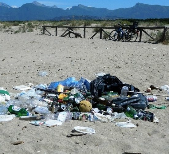 rifiuti-plastica-spiaggia_Toscana-ambiente