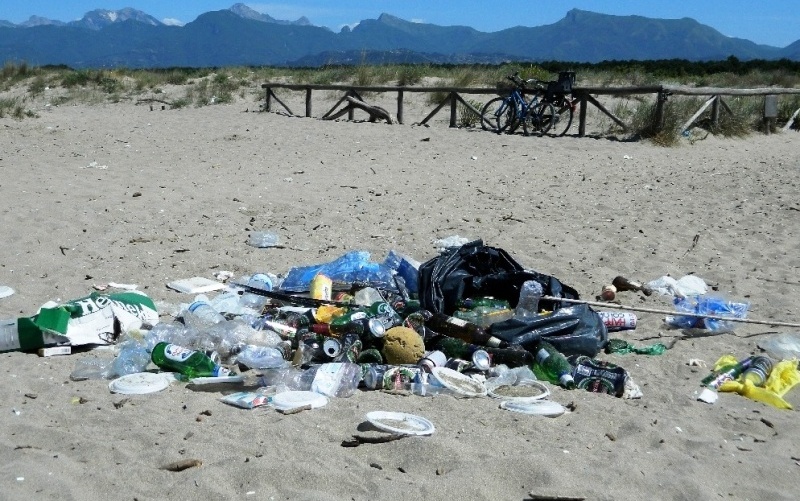 rifiuti-plastica-spiaggia_Toscana-ambiente