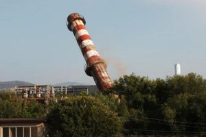 Demolizione dell'inceneritore di via Giarizzole a Trieste.