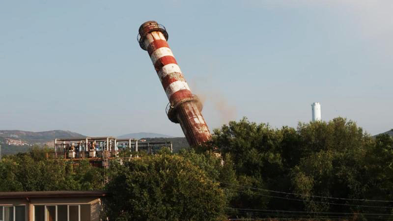 Demolizione dell'inceneritore di via Giarizzole a Trieste.