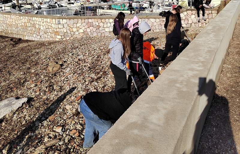 studenti-Livorno-acchiapparifiuti_Toscana-ambiente